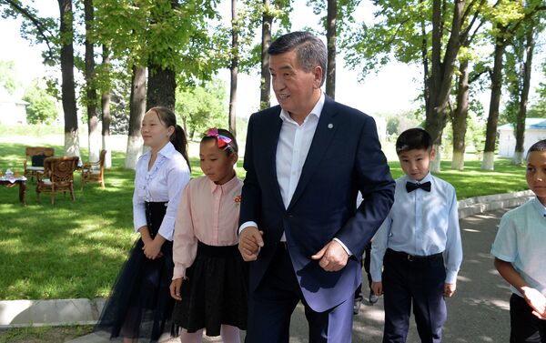 Жээнбеков рассказал о своей работе, а также о родных и близких, государственной политике по защите и поддержке детей, цифровизации страны, отметили в пресс-службе - Sputnik Кыргызстан
