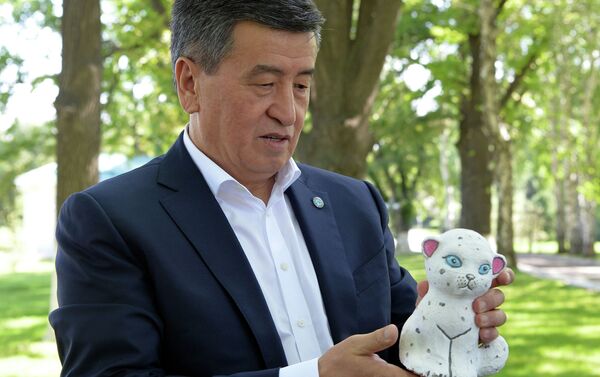 В свою очередь Актан Жумабеков рассказал об увлечении гончарным искусством и сделал Жээнбекову подарок — копилку в форме снежного барса, изготовленную своими руками - Sputnik Кыргызстан