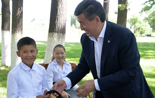 Он пожелал детям приобретать навыки в сфере современных цифровых технологий и призвал не забывать читать книги - Sputnik Кыргызстан