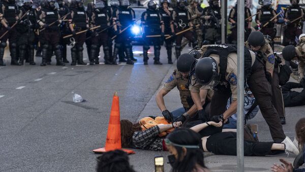 Сотрудники полиции задерживают протестующих в Миннеаполисе. Архивное фото - Sputnik Кыргызстан