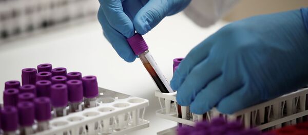 Сотрудник лаборатории во время проведения теста на коронавирус. Архивное фото Сотрудник лаборатории во время проведения теста на коронавирус. Архивное фото - Sputnik Кыргызстан