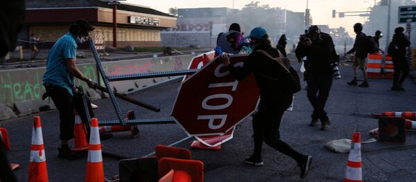 Миннеаполистеги нааразычылык акциясынын катышуучулары - Sputnik Кыргызстан