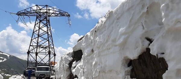 Ремонт высоковольтных линий электропередач на перевале Сары-Кыр Ремонт высоковольтных линий электропередач на перевале Сары-Кыр - Sputnik Кыргызстан