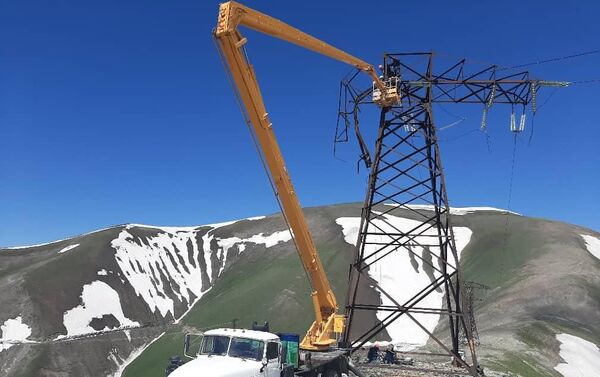 Кыргызстандын улуттук электр тармактары ишканасынын Нарындагы энергетиктери 3000 метр бийиктиктеги кар тоңгон Сары-Кыр ашуусуна чыгып барып, электр өткөрүүчү линияны оңдошту - Sputnik Кыргызстан