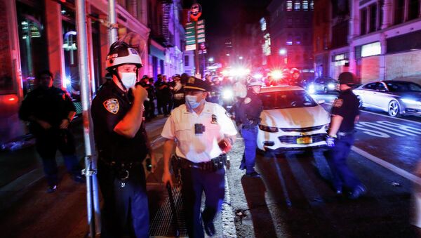Сотрудники полиции на улице Нью-Йорка  во время массовых беспорядков из-за смерти афроамериканца Джорджа Флойда, США, 2 июня 2020 года - Sputnik Кыргызстан