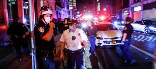 Сотрудники полиции на улице Нью-Йорка  во время массовых беспорядков из-за смерти афроамериканца Джорджа Флойда, США, 2 июня 2020 года - Sputnik Кыргызстан