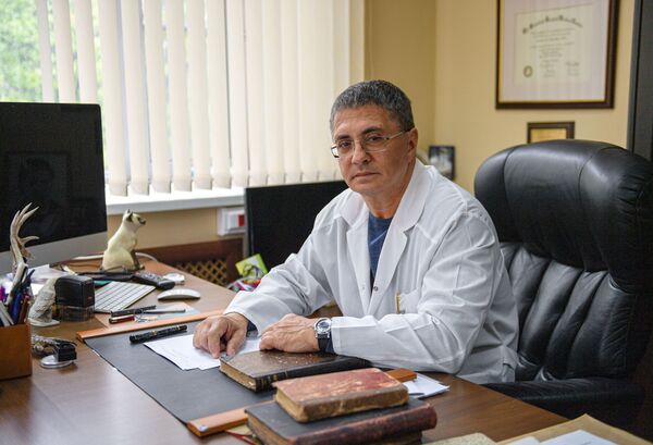 Действенной вакцины от COVID в ближайшие годы ждать не стоит — эксперт - Sputnik Кыргызстан