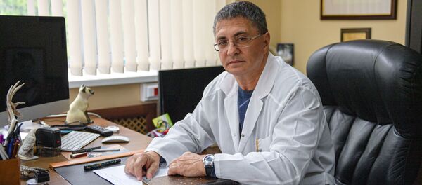 Заслуженный врач города Москвы, заместитель председателя Общественного совета при министерстве здравоохранения РФ Александр Мясников. Заслуженный врач города Москвы, заместитель председателя Общественного совета при министерстве здравоохранения РФ Александр Мясников. - Sputnik Кыргызстан