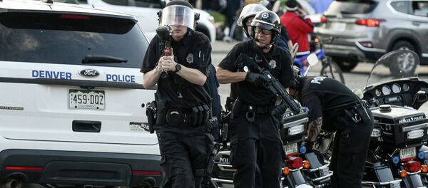 Полиция кызматкерлери элди атам деп жатат - Sputnik Кыргызстан