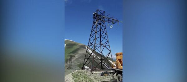 Бел ашып, кар кечип жарык жандыргандар. Асманда иштеген энергетиктердин видеосу - Sputnik Кыргызстан