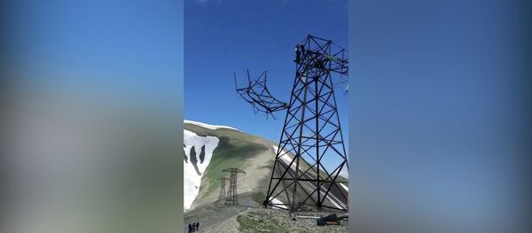 Опасная работа — рядом с энергетиками КР упала часть опоры ЛЭП. Видео - Sputnik Кыргызстан
