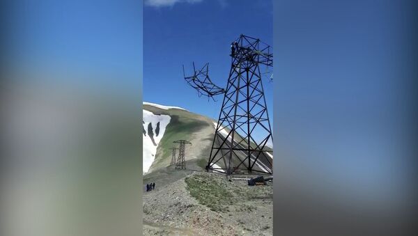 Опасная работа — рядом с энергетиками КР упала часть опоры ЛЭП. Видео - Sputnik Кыргызстан