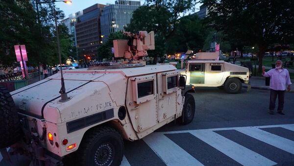 Бронеавтомобили Humvee военной полиции США на одной из улиц в Вашингтоне - Sputnik Кыргызстан