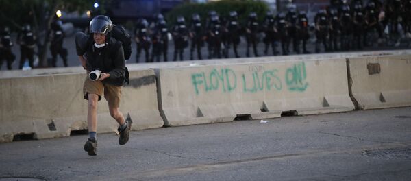 Каршылык акциясы учурунда полициядан качып бараткан сүрөтчү - Sputnik Кыргызстан