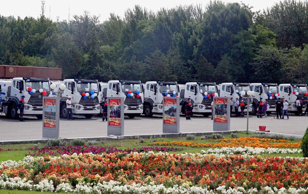 Муниципальное предприятие Ош — Тазалык получило 12 мусоровозов, купленных за 545 тысяч евро. - Sputnik Кыргызстан