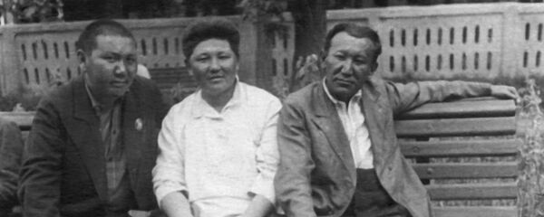 Белгилүү кыргыз жазуучулары Жусуп Турусбеков, Түгөлбай Сыдыкбеков жана Мукай Элебаев (оңдо акыркы) Эркиндик бульварында эс алууда. Фрунзе 1940 - Sputnik Кыргызстан