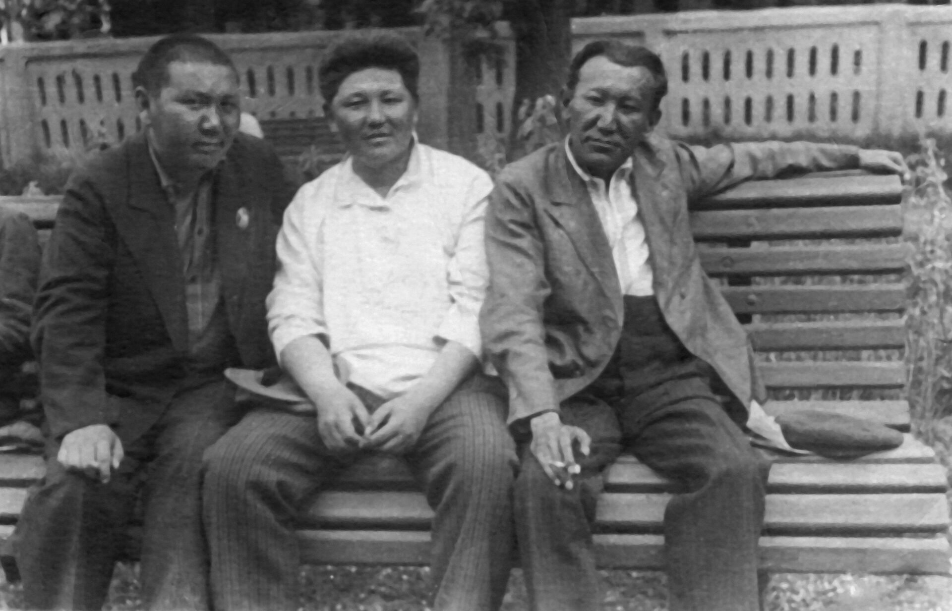 Известные писатели Жусуп Турусбеков, Туголбай Сыдыкбеков и Мукай Элебаев - Sputnik Кыргызстан, 1920, 14.05.2022
