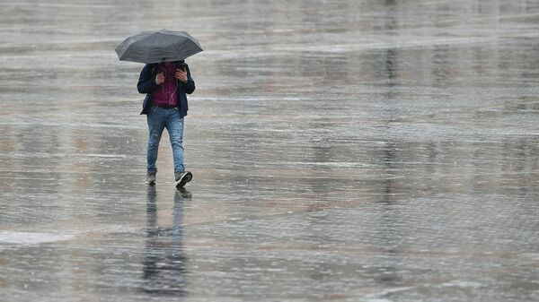 Человек с зонтом во время дождя. Архивное фото - Sputnik Кыргызстан