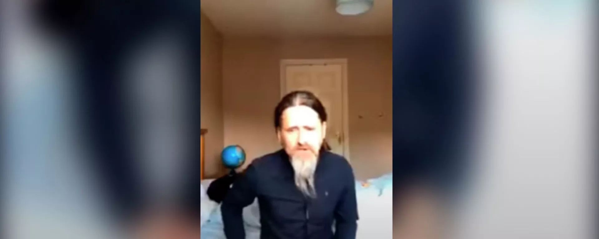 Депутат предстал перед Европарламентом без штанов и рассмешил коллег. Видео - Sputnik Кыргызстан, 1920, 03.06.2020