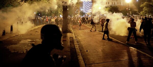 Массовые беспорядки в США из-за смерти афроамериканца Джорджа Флойда Массовые беспорядки в США из-за смерти афроамериканца Джорджа Флойда - Sputnik Кыргызстан