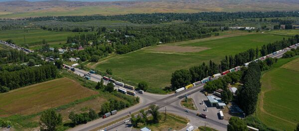 Пробки из грузовых машин на кыргызско-казахской границе Пробки из грузовых машин на кыргызско-казахской границе - Sputnik Кыргызстан