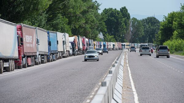 Пробки из грузовых машин на кыргызско-казахской границе. Архивное фото - Sputnik Кыргызстан