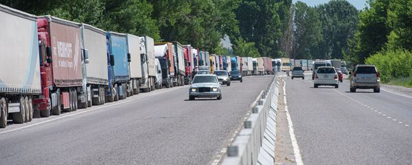 Грузовые машины стоят в очереди на КПП Ак-тилек Автодорожный на кыргызско-казахской границе - Sputnik Кыргызстан