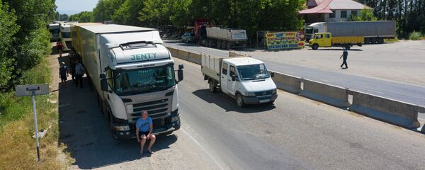 Кыргыз-казак чек арасында кезекте турган жүк ташуучу унаалар. Архив Кыргыз-казак чек арасында кезекте турган жүк ташуучу унаалар. Архив - Sputnik Кыргызстан