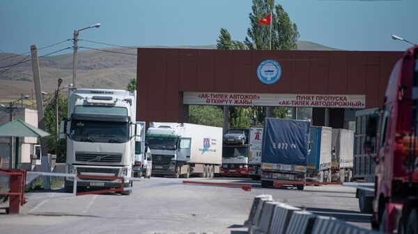 Пробки из грузовых машин на кыргызско-казахской границе - Sputnik Кыргызстан