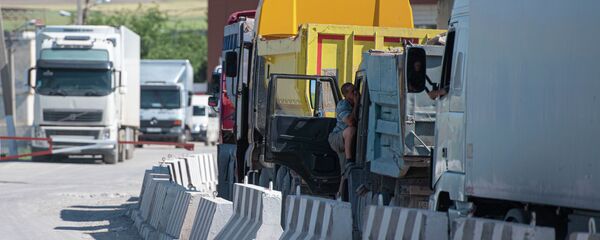 Грузовые машины стоят в очереди на КПП Ак-тилек Автодорожный на кыргызско-казахской границе Грузовые машины стоят в очереди на КПП Ак-тилек Автодорожный на кыргызско-казахской границе - Sputnik Кыргызстан