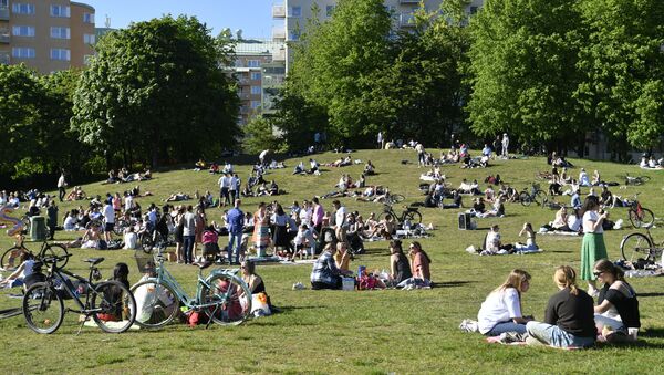 Люди отдыхают в парке Тантолунден в Стокгольме, Швеция - Sputnik Кыргызстан