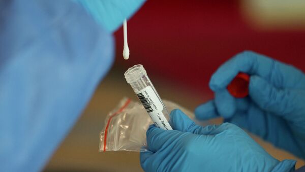 Медицинский работник берет анализ для проведения теста на коронавирус COVID-19 - Sputnik Кыргызстан