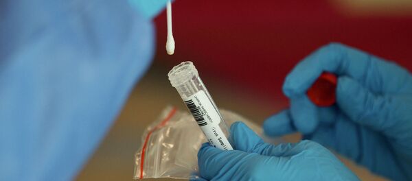 Коронавируска анализ алып жаткан дарыгер - Sputnik Кыргызстан