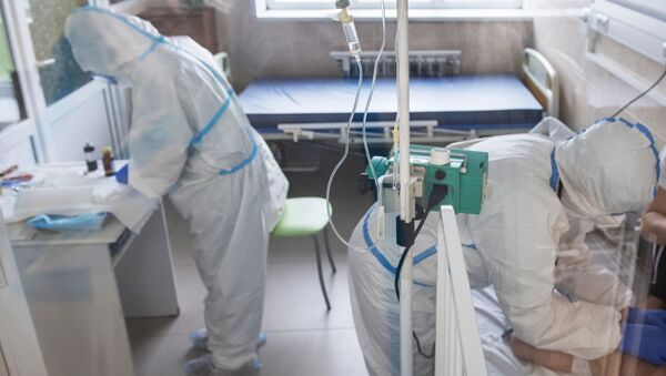 Медики осматривают пациента с коронавирусом - Sputnik Кыргызстан
