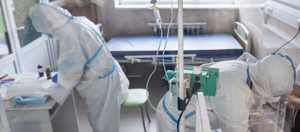 Медики осматривают пациента с коронавирусом - Sputnik Кыргызстан