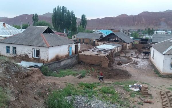 Селевые потоки в Нарыне затопили дворы 60 жилых домов, хозяйственные постройки, а также дороги на участках Батыш, Алма-Бак, Ак-Коргон и Котормо - Sputnik Кыргызстан