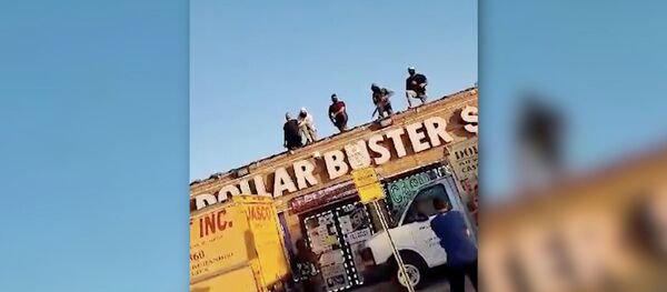 Америкалыктар бизнесин мародерлордон курал менен коргоп жатат. Видео - Sputnik Кыргызстан