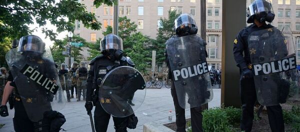 Сотрудники полиции на одной из улиц в Вашингтоне во время акции протеста - Sputnik Кыргызстан