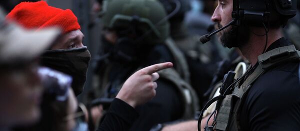 Нааразычылык акциясынын катышуучусу Ак үйдүн жанындагы укук коргоо органынын кызматкерини коркутуп жатат - Sputnik Кыргызстан