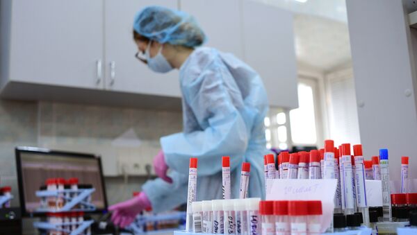 Сотрудник лаборатории во время проверки биоматериала на наличие новой коронавирусной инфекции. - Sputnik Кыргызстан
