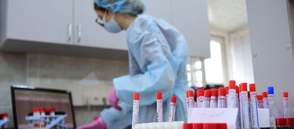 Сотрудник лаборатории во время проверки биоматериала на наличие новой коронавирусной инфекции. Сотрудник лаборатории во время проверки биоматериала на наличие новой коронавирусной инфекции. - Sputnik Кыргызстан