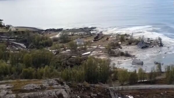 Оползень утащил несколько домов в воду — пугающее видео из Норвегии - Sputnik Кыргызстан