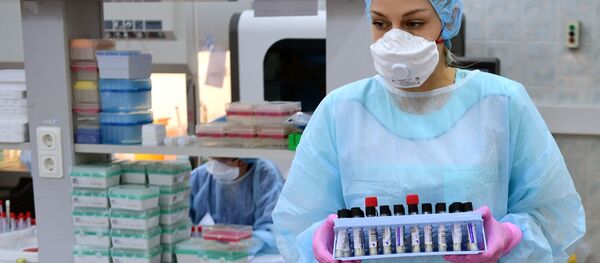 Изилдөө институттун лабораториясынын кызматкери. Архив Изилдөө институттун лабораториясынын кызматкери. Архив - Sputnik Кыргызстан