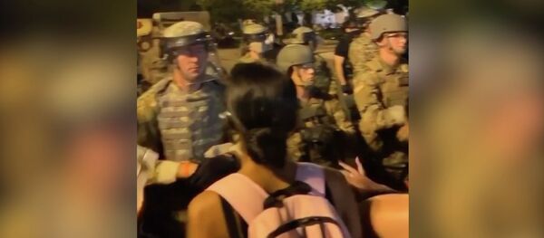 Ак үйдү кайтарган аскерлер менен митингчилер кагылышты. Видео - Sputnik Кыргызстан