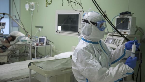 Врач и пациент в отделении реанимации и интенсивной терапии госпиталя. Архивное фото - Sputnik Кыргызстан
