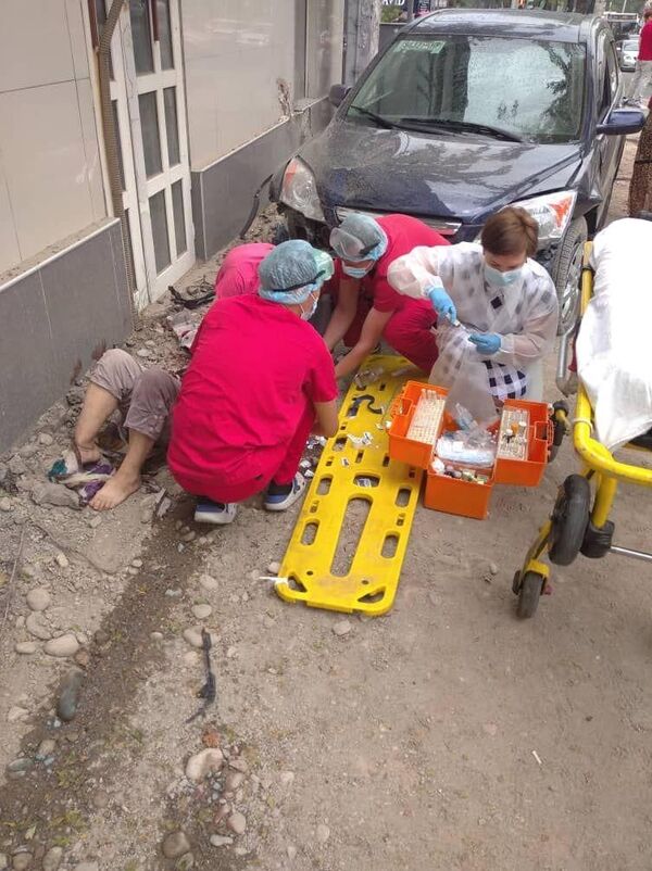 В центре Бишкека столкнулись два авто, есть пострадавший — фото  - Sputnik Кыргызстан