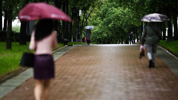 Люди идут по тротуару во время дождя. Архивное фото - Sputnik Кыргызстан
