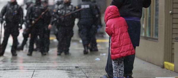 Массовые беспорядки в США из-за смерти афроамериканца Джорджа Флойда Массовые беспорядки в США из-за смерти афроамериканца Джорджа Флойда - Sputnik Кыргызстан