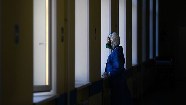 Врач у окна в госпитале для лечения зараженных COVID-19. Архивное фото - Sputnik Кыргызстан