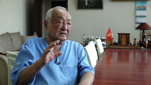 93 жашында шуулдап операция жасаган Мамакеев. Дарыгердин иш учурунан видеобаян - Sputnik Кыргызстан